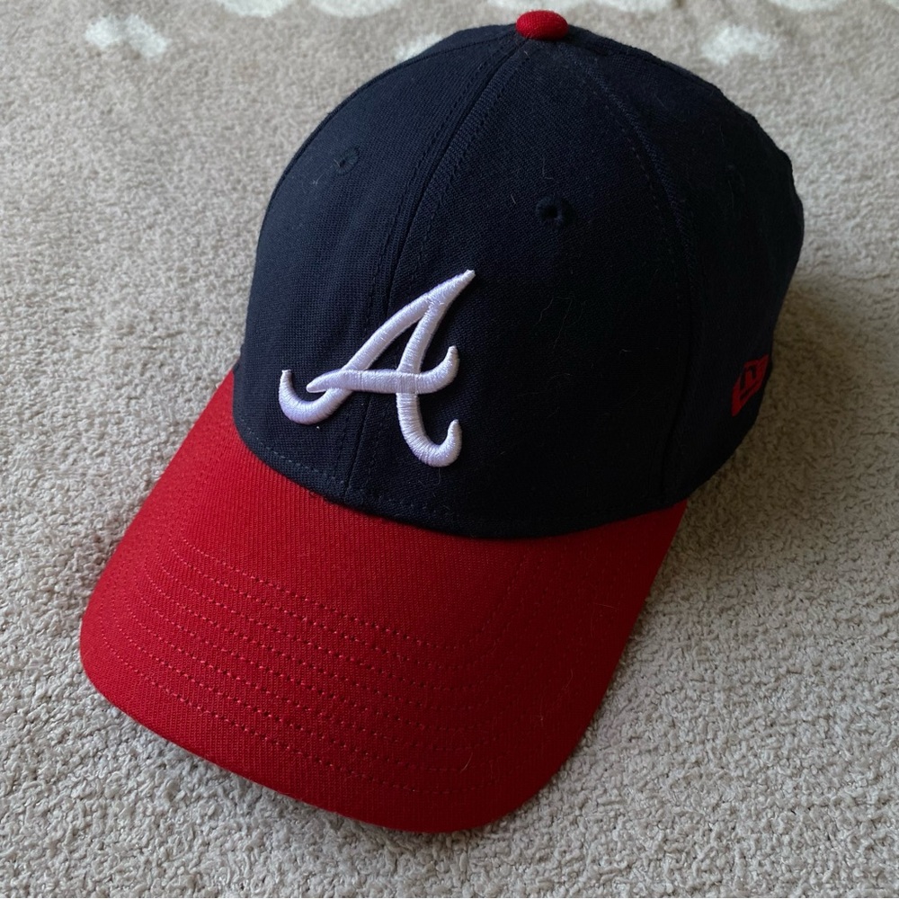 Atlanta Braves New Era Genuine Merchandise Small-Medium navy logo hat